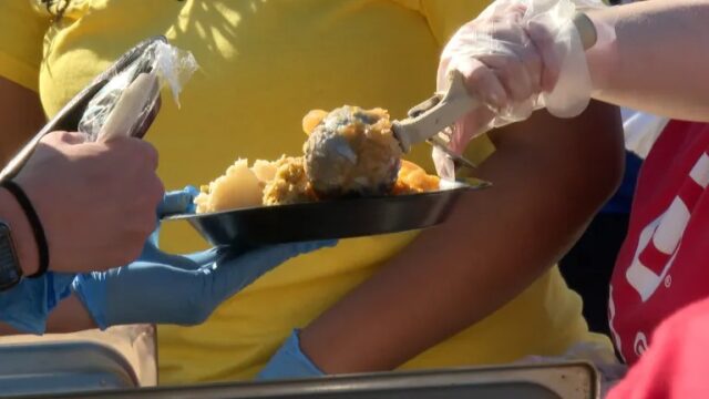 Huntsville One Table reúne a cientos de personas para una comida de Acción de Gracias