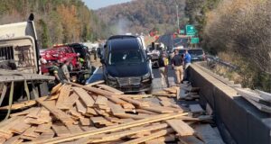 La I-65 reabrió tras un accidente múltiple con un camión que transportaba madera La I-65 reabrió tras un accidente múltiple con un camión que transportaba madera