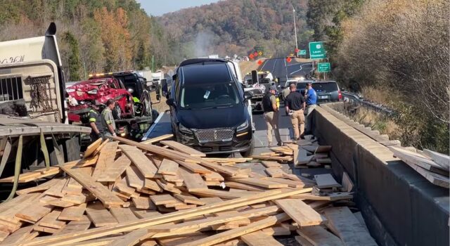 La I-65 reabrió tras un accidente múltiple con un camión que transportaba madera La I-65 reabrió tras un accidente múltiple con un camión que transportaba madera