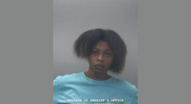 Mujer de Huntsville acusada de abuso infantil tras meter a un niño en un contenedor de basura Mujer de Huntsville acusada de abuso infantil tras meter a un niño en un contenedor de basura