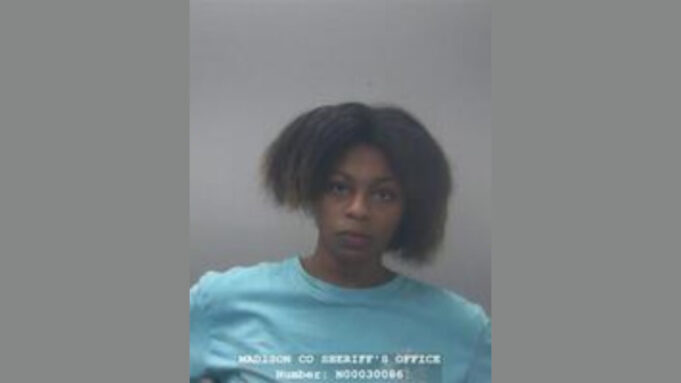 Mujer de Huntsville acusada de abuso infantil tras meter a un niño en un contenedor de basura Mujer de Huntsville acusada de abuso infantil tras meter a un niño en un contenedor de basura