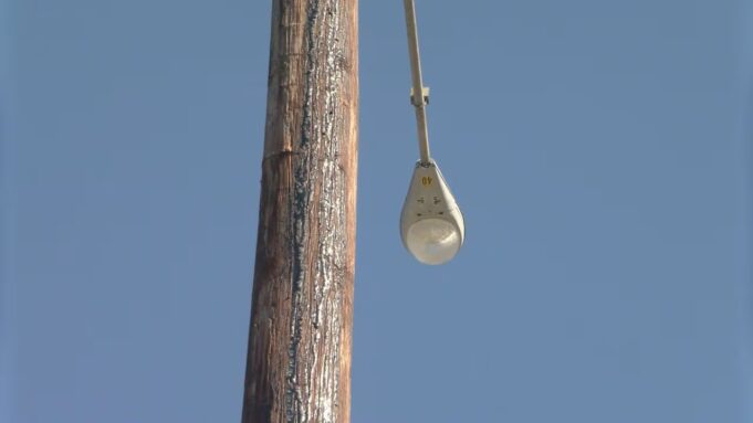 Nuevos postes de luz a lo largo de la autopista 31 en Pelham Nuevos postes de luz a lo largo de la autopista 31 en Pelham