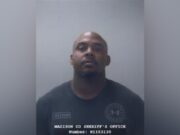 Oficial arrestado por robo y secuestro tras incidente en Acción de Gracias Oficial arrestado por robo y secuestro tras incidente en Acción de Gracias