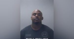 Oficial arrestado por robo y secuestro tras incidente en Acción de Gracias Oficial arrestado por robo y secuestro tras incidente en Acción de Gracias