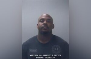 Oficial arrestado por robo y secuestro tras incidente en Acción de Gracias Oficial arrestado por robo y secuestro tras incidente en Acción de Gracias