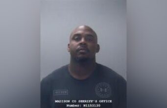 Oficial arrestado por robo y secuestro tras incidente en Acción de Gracias Oficial arrestado por robo y secuestro tras incidente en Acción de Gracias