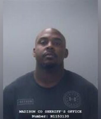 Oficial arrestado por robo y secuestro tras incidente en Acción de Gracias Oficial arrestado por robo y secuestro tras incidente en Acción de Gracias