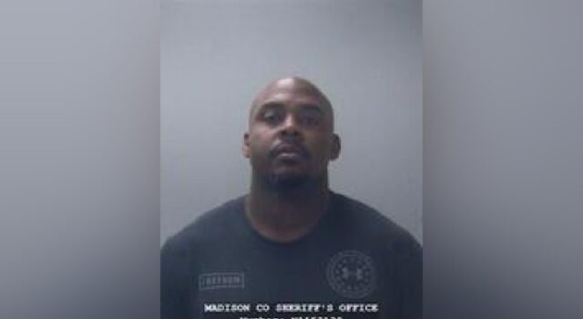 Oficial arrestado por robo y secuestro tras incidente en Acción de Gracias Oficial arrestado por robo y secuestro tras incidente en Acción de Gracias