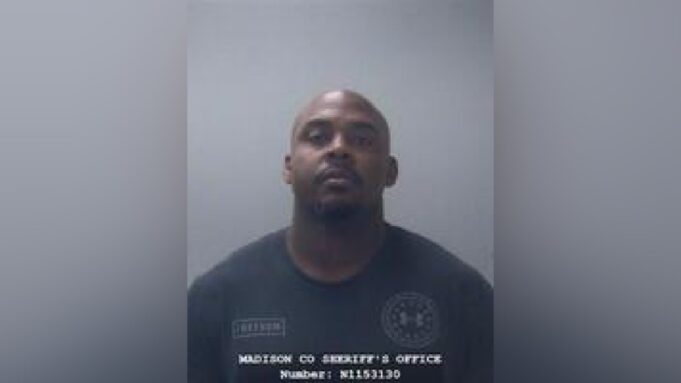 Oficial arrestado por robo y secuestro tras incidente en Acción de Gracias Oficial arrestado por robo y secuestro tras incidente en Acción de Gracias