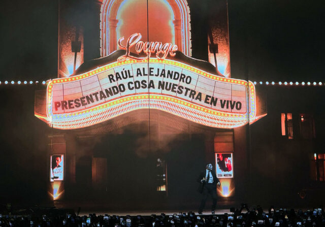 Un "mafioso" Rauw Alejandro convierte Ciudad de México en Broadway Rauw Alejandro transforma Ciudad de México en un espectáculo estilo Broadway