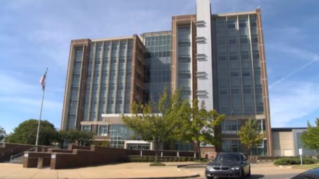 Trabajadores federales recibirán cheques de pago tras el fin del cierre del gobierno