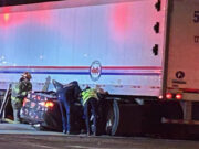 Un automóvil quedó atrapado bajo un camión de reparto postal en Avondale dejando tres heridos Un automóvil quedó atrapado bajo un camión de reparto postal en Avondale dejando tres heridos