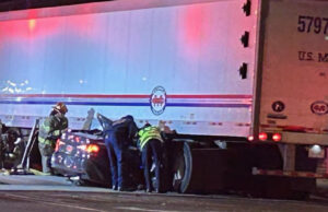 Un automóvil quedó atrapado bajo un camión de reparto postal en Avondale dejando tres heridos Un automóvil quedó atrapado bajo un camión de reparto postal en Avondale dejando tres heridos