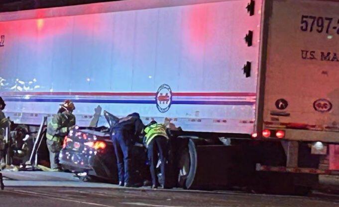 Un automóvil quedó atrapado bajo un camión de reparto postal en Avondale dejando tres heridos Un automóvil quedó atrapado bajo un camión de reparto postal en Avondale dejando tres heridos