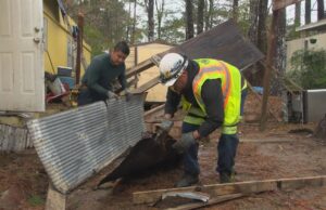 Voluntarios ayudan a familia de Fultondale tras caída de árbol Voluntarios ayudan a familia de Fultondale tras caída de árbol