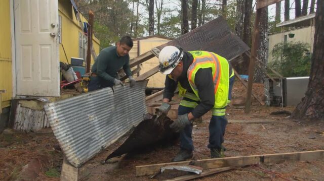 Voluntarios-ayudan-a-familia-de-Fultondale-tras-caida-de-arbol Voluntarios ayudan a familia de Fultondale tras caída de árbol