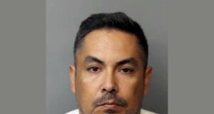 Agente migratorio fuera de servicio apuntó arma a menor, según video captado Agente migratorio fuera de servicio apuntó arma a menor, según video captado