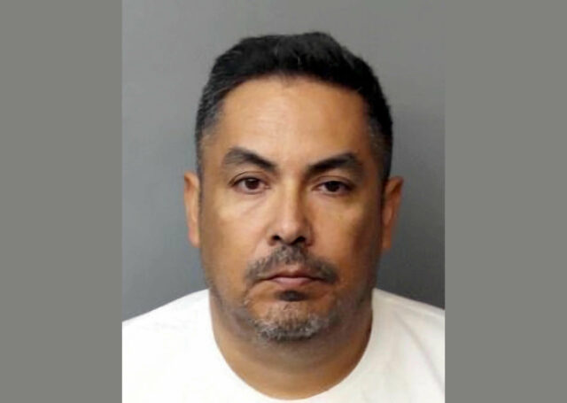 Agente migratorio fuera de servicio apuntó arma a menor, según video captado