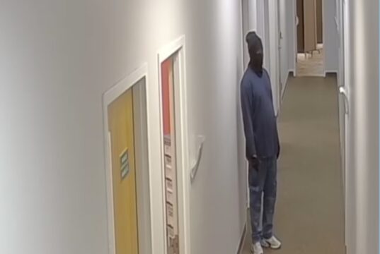 Buscan a sospechoso armado tras robar a miembros de una iglesia en Montgomery Buscan a sospechoso armado tras robar a miembros de una iglesia en Montgomery