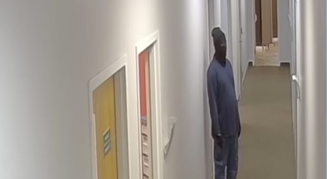 Buscan a sospechoso armado tras robar a miembros de una iglesia en Montgomery Buscan a sospechoso armado tras robar a miembros de una iglesia en Montgomery