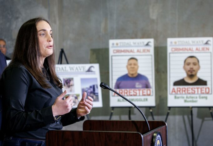 Casi 230 migrantes arrestados en Florida, se encuentran supuestos “criminales sexuales” Casi 230 migrantes arrestados en Florida, se encuentran supuestos "criminales sexuales"