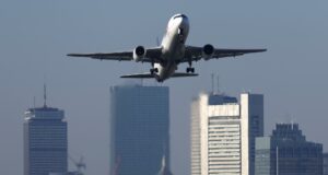 EE.UU. ordena reducción gradual de vuelos por “tensión en el sistema aéreo” EE.UU. ordena reducción gradual de vuelos por "tensión en el sistema aéreo"