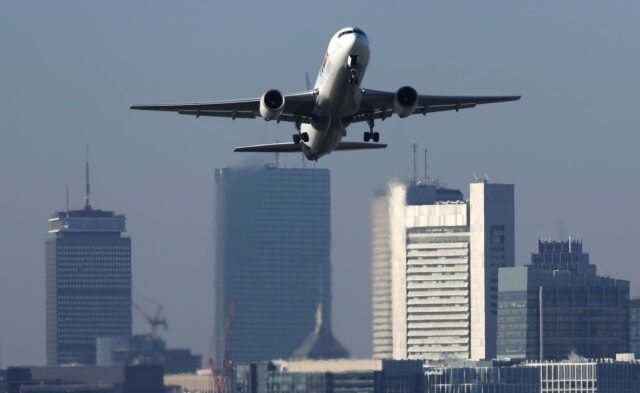 EE.UU. ordena inicio de reducción gradual de vuelos ante "tensión en el sistema" EE.UU. ordena reducción gradual de vuelos por "tensión en el sistema aéreo"