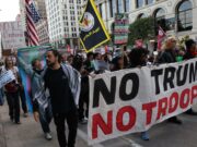 Juez federal ordena liberación de cientos de arrestados en redadas migratorias en Chicago Juez federal ordena liberación de cientos de arrestados en redadas migratorias en Chicago