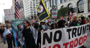 Juez federal ordena liberación de cientos de arrestados en redadas migratorias en Chicago Juez federal ordena liberación de cientos de arrestados en redadas migratorias en Chicago