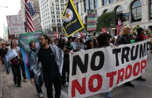 Juez federal ordena liberación de cientos de arrestados en redadas migratorias en Chicago Juez federal ordena liberación de cientos de arrestados en redadas migratorias en Chicago