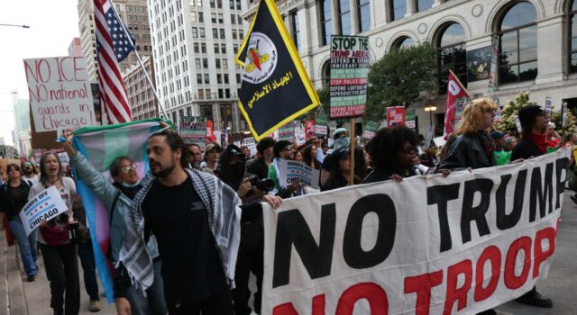 Juez federal ordena liberación de cientos de arrestados en redadas migratorias en Chicago Juez federal ordena liberación de cientos de arrestados en redadas migratorias en Chicago