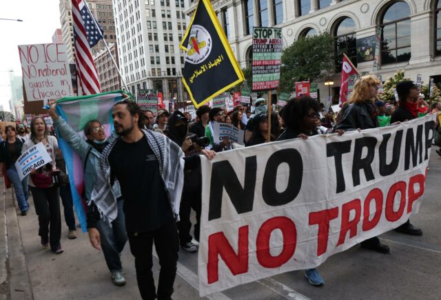 Juez federal ordena liberar a cientos de arrestados en las redadas migratorias en Chicago Juez federal ordena liberación de cientos de arrestados en redadas migratorias en Chicago