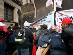 Maestros mexicanos protestan, intentando derribar vallas protectoras del Palacio Nacional Maestros mexicanos protestan, intentando derribar vallas protectoras del Palacio Nacional