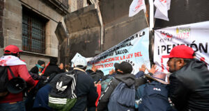 Maestros mexicanos protestan, intentando derribar vallas protectoras del Palacio Nacional Maestros mexicanos protestan, intentando derribar vallas protectoras del Palacio Nacional