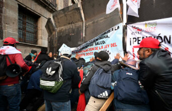 Maestros mexicanos protestan, intentando derribar vallas protectoras del Palacio Nacional Maestros mexicanos protestan, intentando derribar vallas protectoras del Palacio Nacional