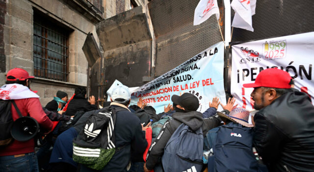 Maestros mexicanos protestan, intentando derribar vallas protectoras del Palacio Nacional Maestros mexicanos protestan, intentando derribar vallas protectoras del Palacio Nacional