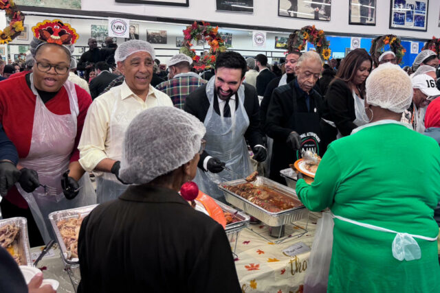 Mamdani reparte alimentos en Nueva York por el Día de Acción de Gracias