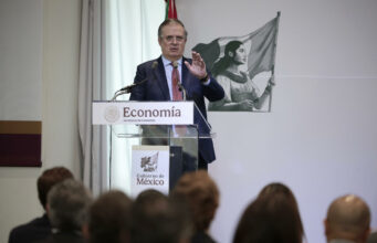 México lanza plan de $6.500 millones para impulsar sectores textil y de calzado México lanza plan de $6.500 millones para impulsar sectores textil y de calzado