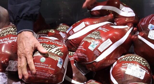 Precios de los comestibles para el Día de Acción de Gracias ligeramente más bajos este año