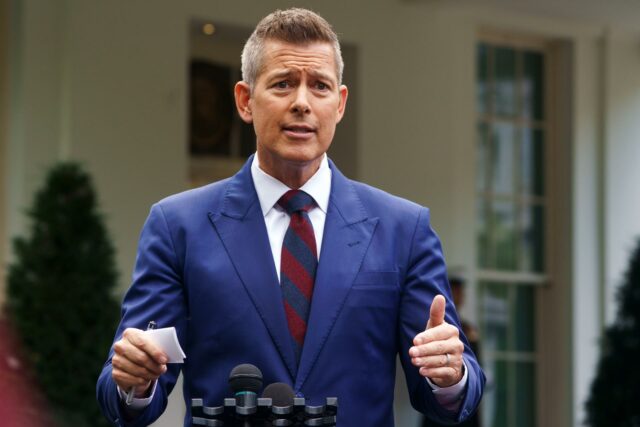 El Gobierno de Trump amenaza con "medidas" contra los controladores aéreos que se ausentan Trump amenaza con medidas contra controladores aéreos por ausentismo