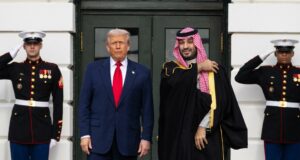 Trump recibe al príncipe saudí en la Casa Blanca con cazas y honores máximos Trump recibe al príncipe saudí en la Casa Blanca con cazas y honores máximos