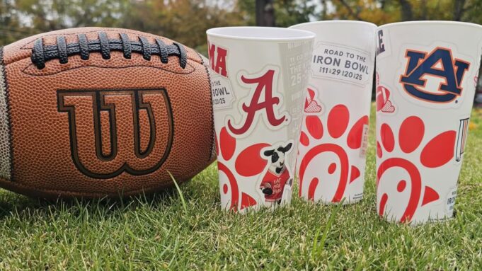 Vasos “Camino al Iron Bowl” de edición limitada disponibles en Chick-fil-A de Birmingham Vasos "Camino al Iron Bowl" de edición limitada disponibles en Chick-fil-A de Birmingham