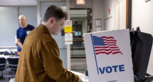 Votantes de Virginia acuden a urnas preocupados por cierre de Gobierno de EE.UU. Votantes de Virginia acuden a urnas preocupados por cierre de Gobierno de EE.UU.