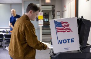 Votantes de Virginia acuden a urnas preocupados por cierre de Gobierno de EE.UU. Votantes de Virginia acuden a urnas preocupados por cierre de Gobierno de EE.UU.