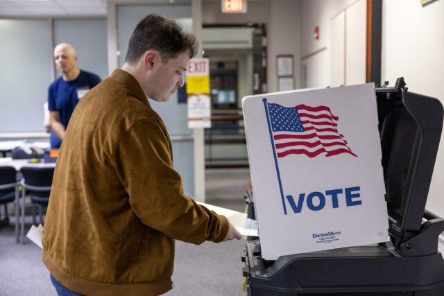 Votantes de Virginia acuden a urnas preocupados por cierre de Gobierno de EE.UU.