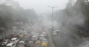 Niebla mezclada con esmog tóxico reduce drásticamente la visibilidad en Nueva Delhi Niebla mezclada con esmog tóxico reduce drásticamente la visibilidad en Nueva Delhi