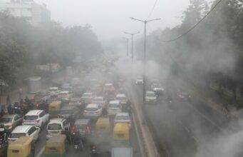 Niebla mezclada con esmog tóxico reduce drásticamente la visibilidad en Nueva Delhi Niebla mezclada con esmog tóxico reduce drásticamente la visibilidad en Nueva Delhi
