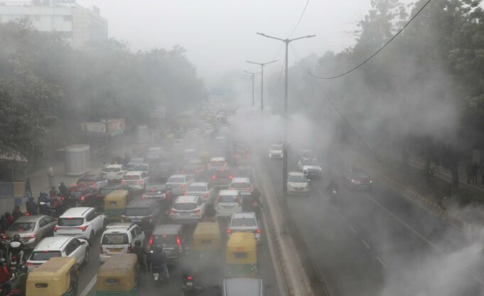 Niebla mezclada con esmog tóxico reduce drásticamente la visibilidad en Nueva Delhi Niebla mezclada con esmog tóxico reduce drásticamente la visibilidad en Nueva Delhi