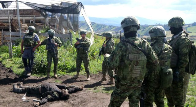 Ejército ecuatoriano abate a dos presuntos guerrilleros durante enfrentamiento en frontera colombiana Ejército ecuatoriano abate a dos presuntos guerrilleros durante enfrentamiento en frontera colombiana