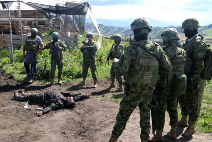 Ejército ecuatoriano abate a dos presuntos guerrilleros durante enfrentamiento en frontera colombiana Ejército ecuatoriano abate a dos presuntos guerrilleros durante enfrentamiento en frontera colombiana